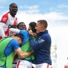 Íñigo Pérez se sienta en el sofá de papá