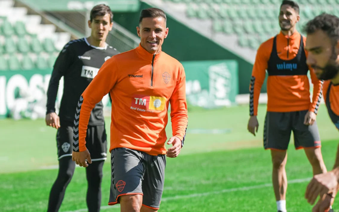 El Elche completa una doble sesión con la única baja de Barragán ...