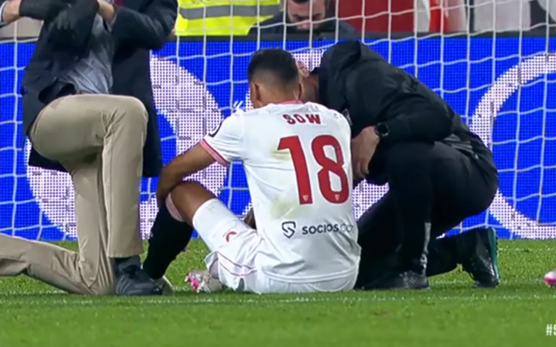 Djibril Söw se retira del partido mareado tras recibir un golpe ...