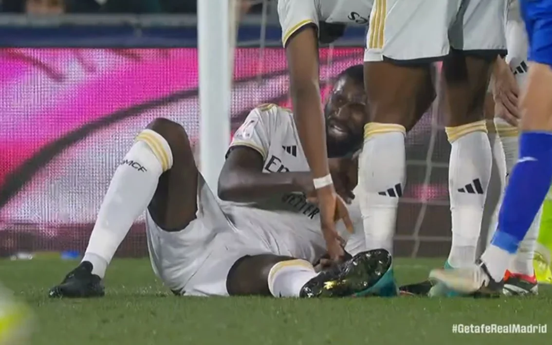 Rudiger, sustituido en el descanso por molestias en la rodilla ...