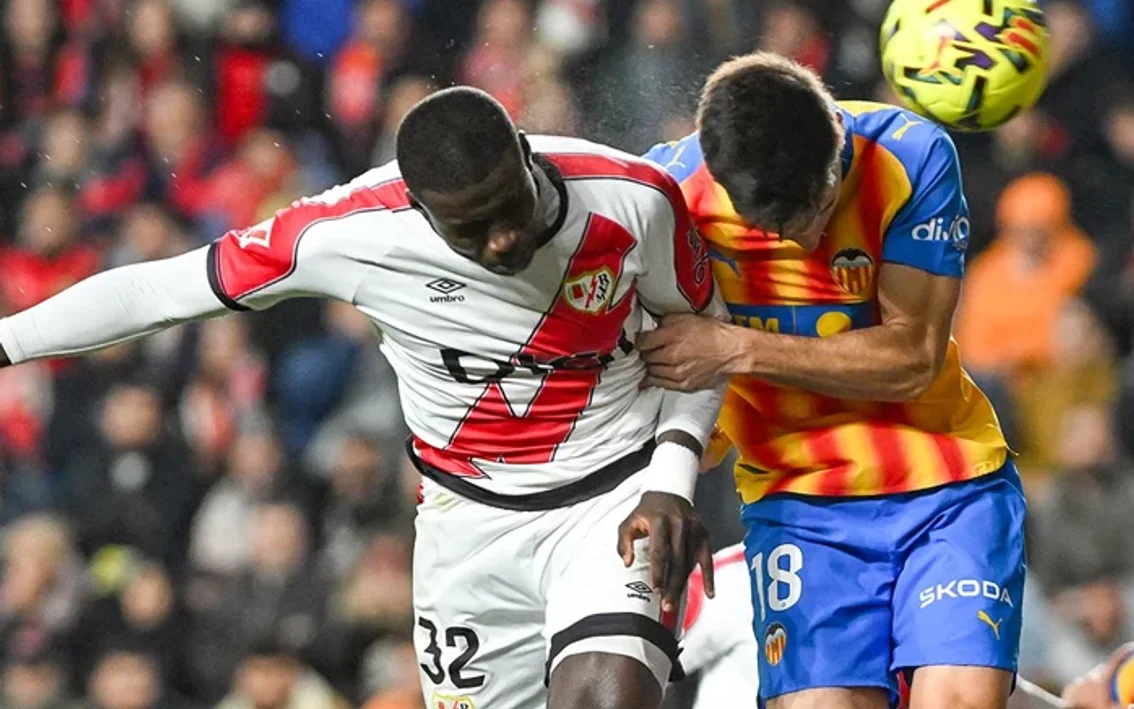 Alberola Rojas anota el gol del Valencia a Mendy en propia - FútbolFantasy