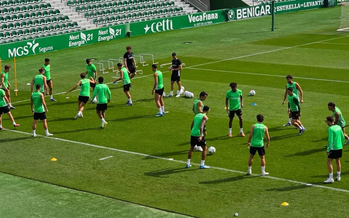 El Elche vuelve al trabajo sin nuevas bajas registradas - FútbolFantasy