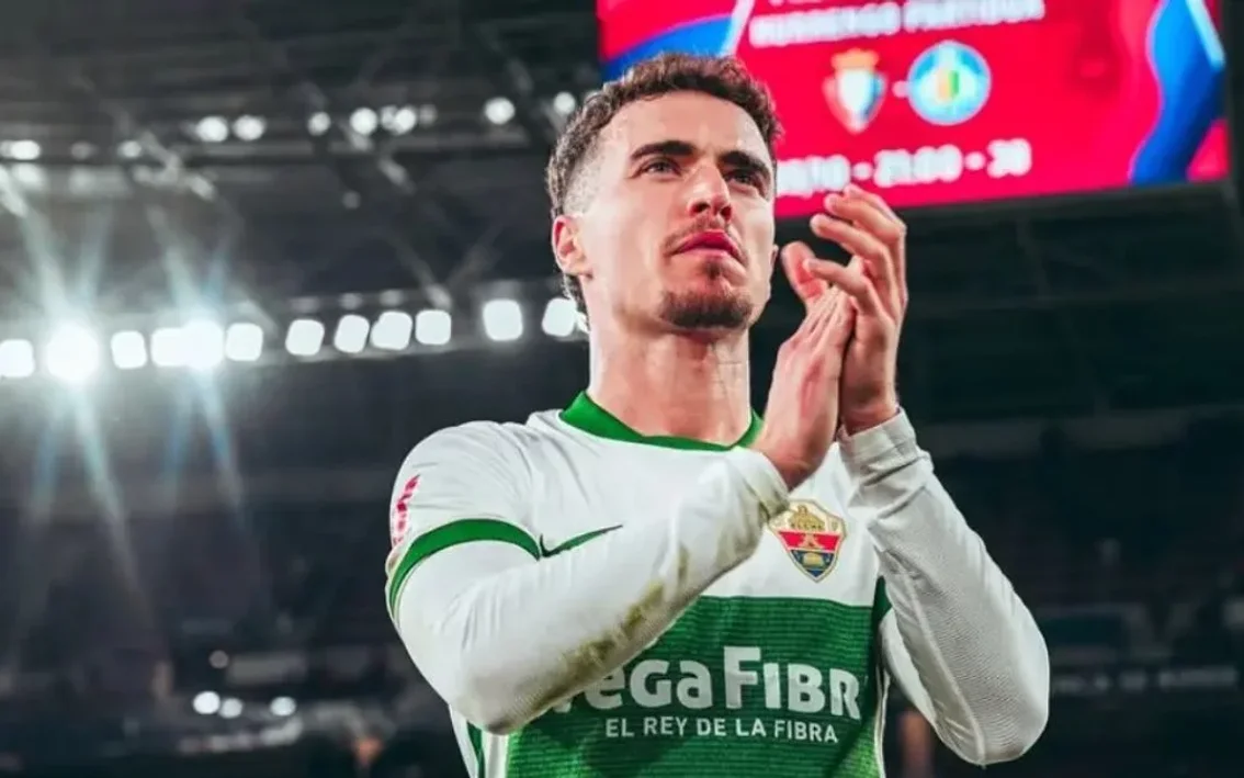 Adrià Pedrosa regresa al Sevilla tras finalizar su cesión en el Elche ...