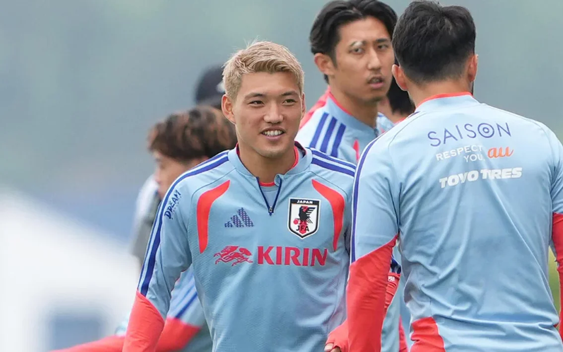 Kubo y Ko Itakura se ejercitan al margen en el entrenamiento del sábado