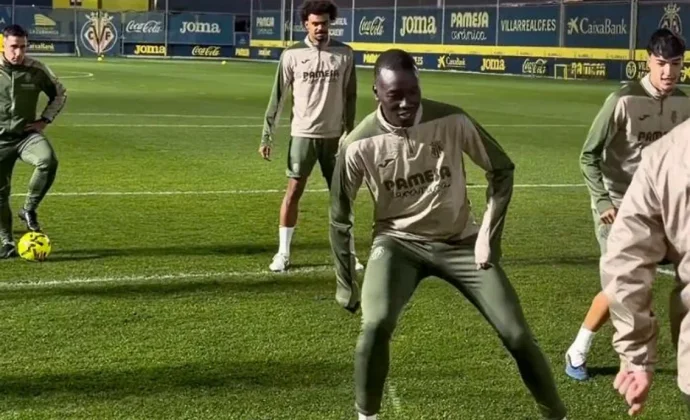 Pape Gueye y Rafa Marín, con el grupo en una sesión con Gerard Moreno al margen