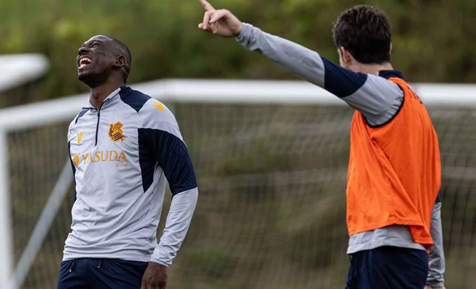 Traoré repite con el grupo. Zubimendi y Tierney siguen al margen