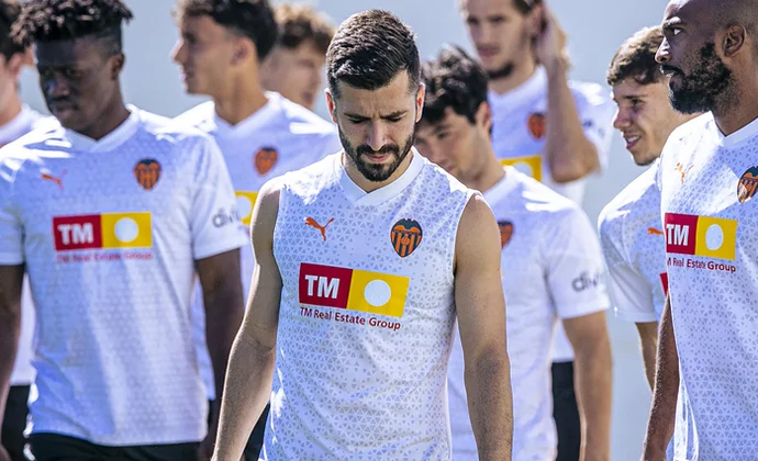 Gayà sigue trabajando al margen tras hacer solo el calentamiento con el grupo. Vuelve Foulquier