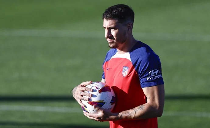 Marca especula con una posible lesión de Giménez, pero el club explica que solo es una gestión de cargas