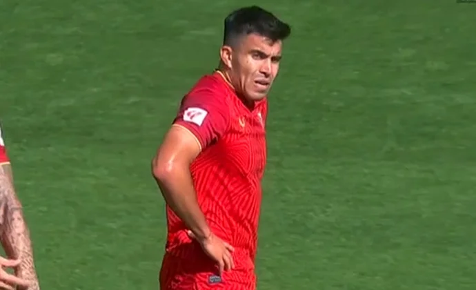 Acuña se retira del partido por molestias musculares