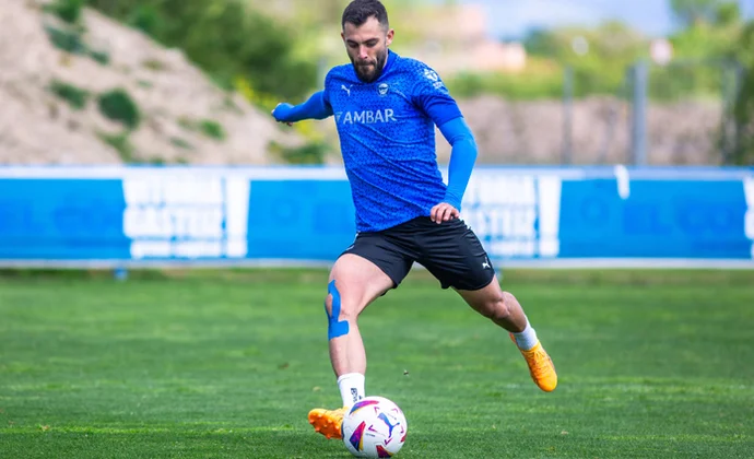 El Alavés vuelve al trabajo sin nuevas bajas y Luis García prepara seis o siete cambios