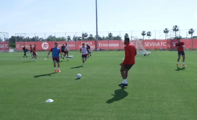 El Sevilla retomó los entrenamientos sin los cinco lesionados y con Acuña disponible