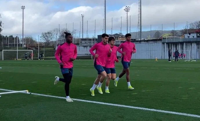 Galarreta y Sancet se prueban con el grupo, Guruzeta pisa césped y se ausentan cinco jugadores por gestión de cargas