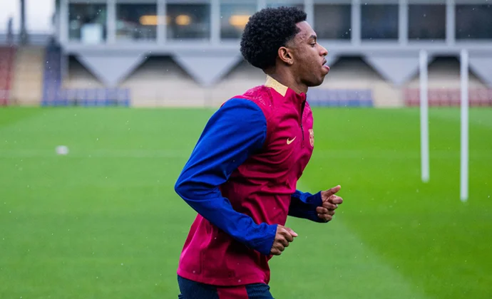 Araujo entrena al margen y Balde pisa césped por primera vez