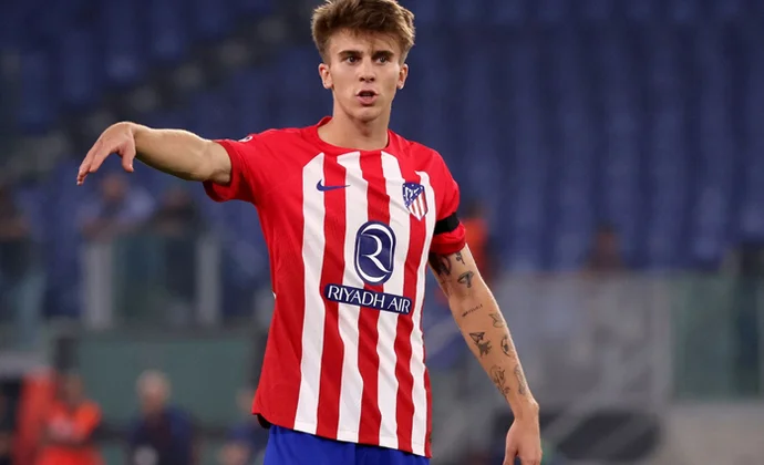 Pablo Barrios, sustituido en el descanso por molestias