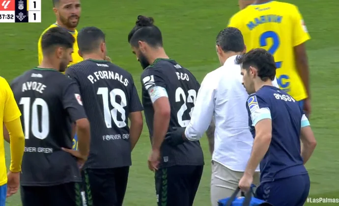 Isco pide el cambio tras recibir una patada en el tendón de Aquiles