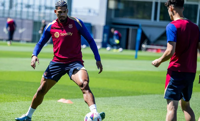 Araujo se prueba con el grupo en el entrenamiento de esta mañana