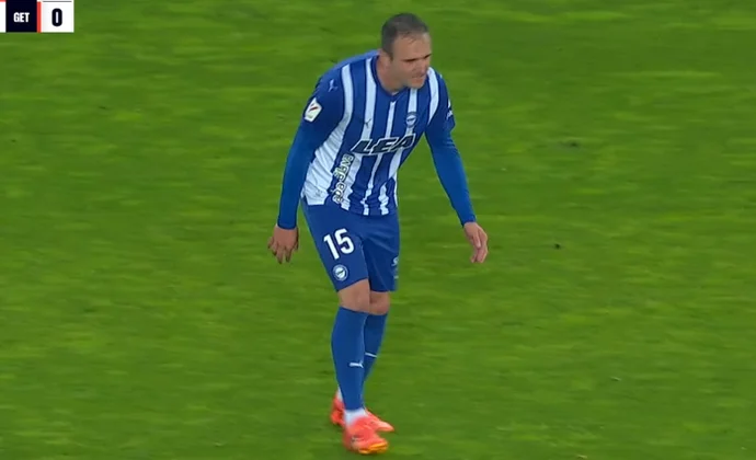 Kike García pidió el cambio por molestias musculares