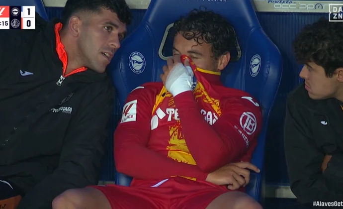 Luis Milla se retira lesionado del tobillo tras una entrada de Benavídez