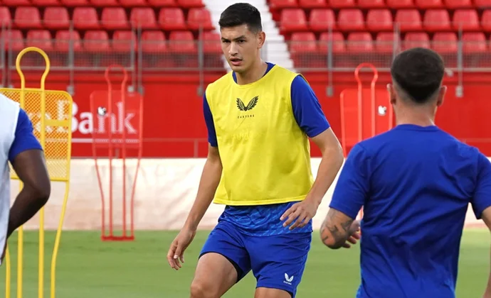 César Montes se retira de la sesión de hoy por molestias