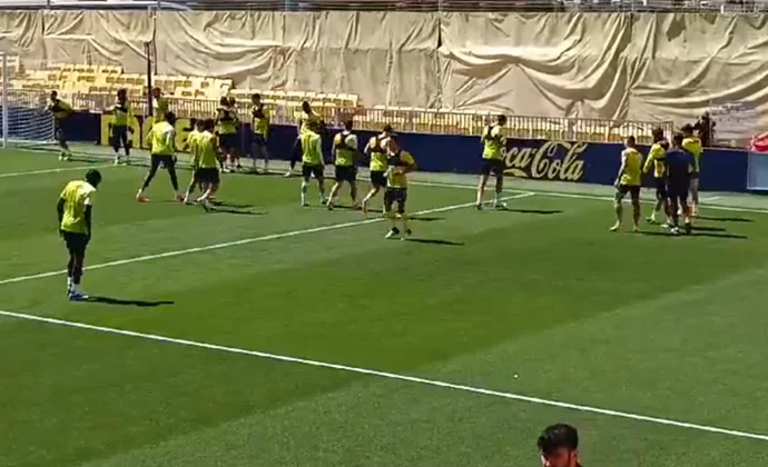 Yeremi y Alberto Moreno, con el grupo en la vuelta al trabajo