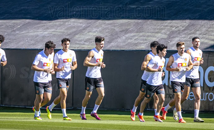 El Valencia completa otra sesión en Paterna con cinco bajas