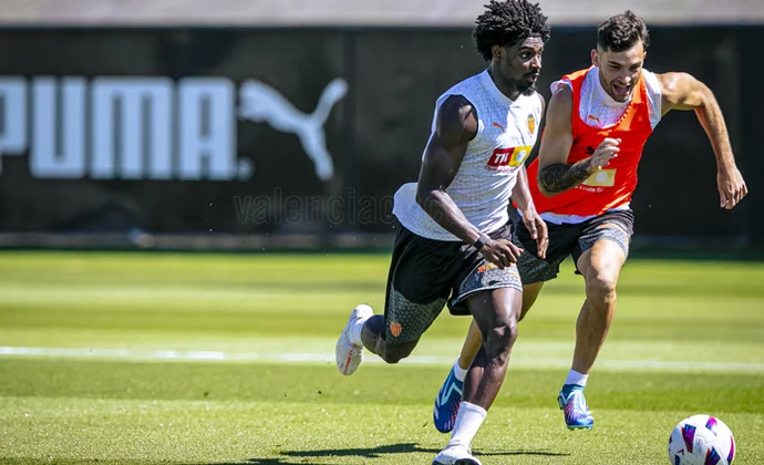 El Valencia completa la penúltima sesión sin los cinco lesionados