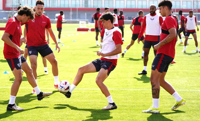 Suso y Acuña vuelven al grupo pese a que ayer Quique descartó al argentino