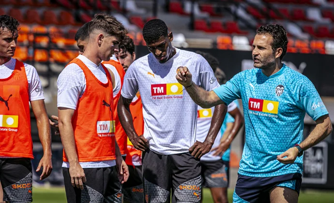 El Valencia completa una sesión en Paterna sin los seis lesionados