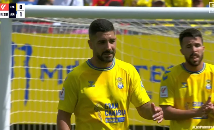 Álex Suárez tiene que ser sustituido por molestias en el hombro