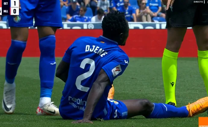 Djené pidió el cambio por molestias y David Soria fue retirado en camilla