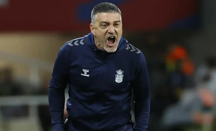 El Sevilla sigue en negociaciones con García Pimienta