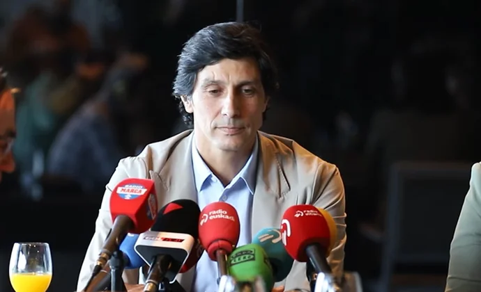 Sergio Fernández, sobre Giuliano, Sola, Abqar, Javi López, Rioja, Miguel, Gorosabel, Garcés, Villalibre, Alkain, Rebbach, Guridi, Sivera, Ropero y Panichelli