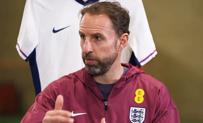 Southgate, sobre Shaw, Maguire, Quansah, Jones, Wharton y Mainoo