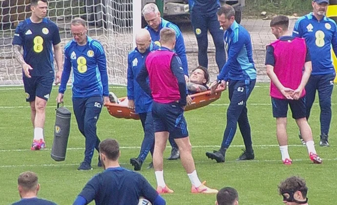 Dykes se retira lesionado y en camilla del entrenamiento de Escocia