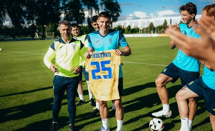 Mykolenko y Sudakov siguen al margen, pero el lateral es optimista