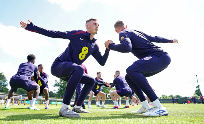 Maguire y Shaw siguen al margen mientras Southgate espera a cinco futbolistas