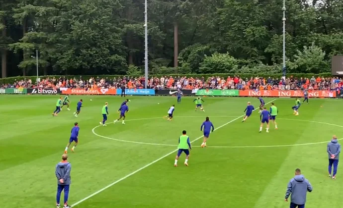 De Jong se ejercita al margen, Koeman tiene tres ausencias y ensaya con un doble pivote