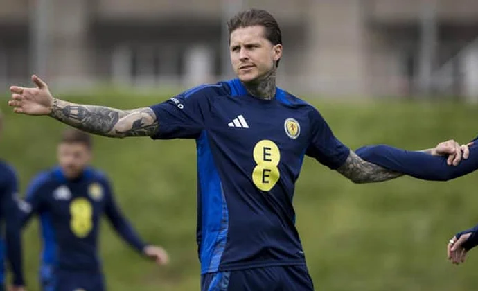 Dykes se somete a pruebas en la rodilla y Clarke piensa en McBurnie