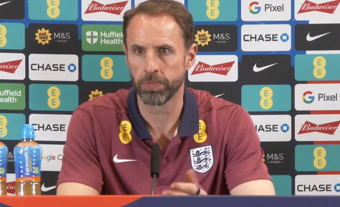 Southgate, sobre Stones, Saka, Gordon, Maguire, Shaw y Bellingham