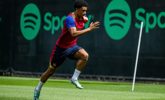 Alejandro Balde continúa con su recuperación para llegar al cien por cien a la pretemporada