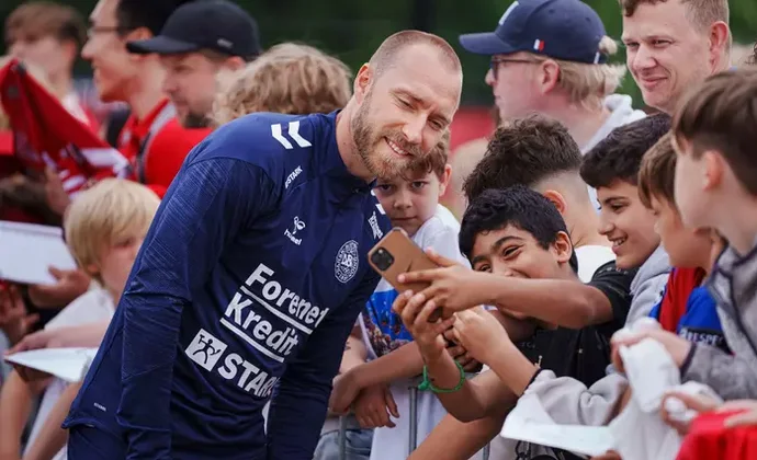 Dinamarca inicia su preparación con Kjaer al margen por llegar tarde