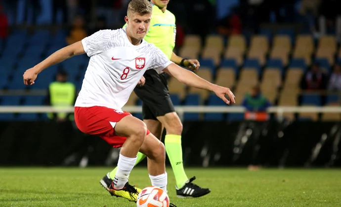 Probierz llama a Jakub Kaluzinski ante los problemas físicos de Slisz