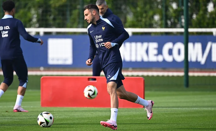 Clauss podría ser el lateral izquierdo contra Luxemburgo, según L'Equipe