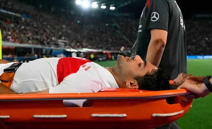 Özan Kabak tuvo que ser retirado en camilla tras lesionarse contra Italia