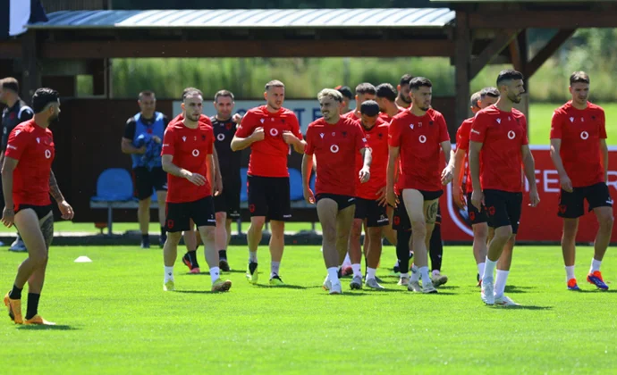 Djimsiti se suma al grupo y Sylvinho ya tiene a todos disponibles