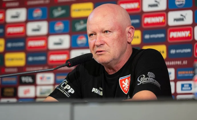 Hasek no quiere dar pistas en los dos amistosos y elogia a Coufal