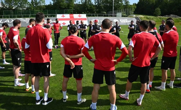 Gvelesiani y Mikautadze se incorporan y Kverkvelia trabaja al margen