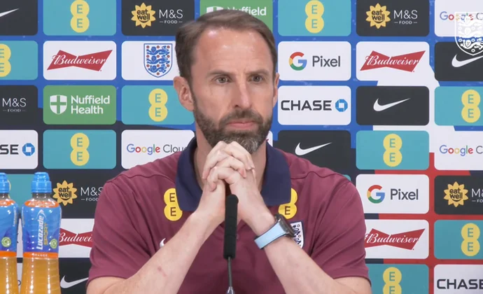 Southgate, sobre Maguire, Branthwaite, Maddison, Grealish, Kane, Watkins, Toney y Shaw