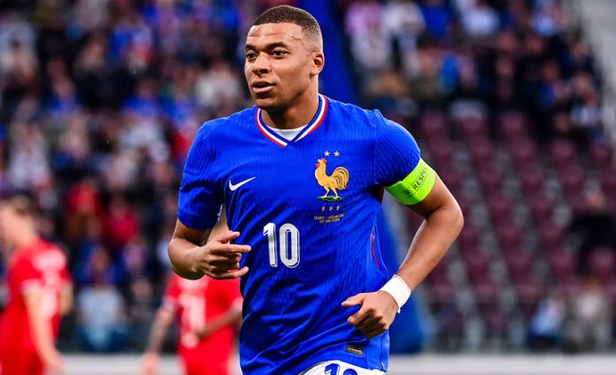 Mbappé se pierde el amistoso contra Canadá por molestias en la rodilla