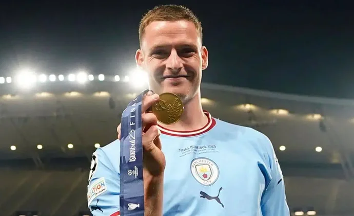 La Real Sociedad negocia por Sergio Gómez con el Manchester City